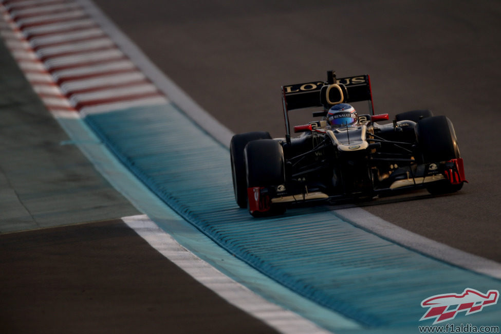 Edoardo Mortara en una recta del circuito de Yas Marina