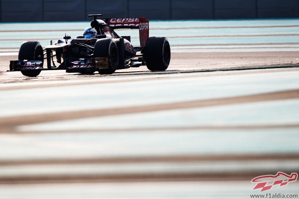 Johnny Cecotto rueda en Yas Marina para Toro Rosso