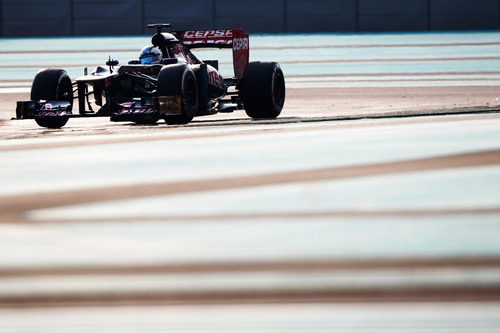 Johnny Cecotto rueda en Yas Marina para Toro Rosso