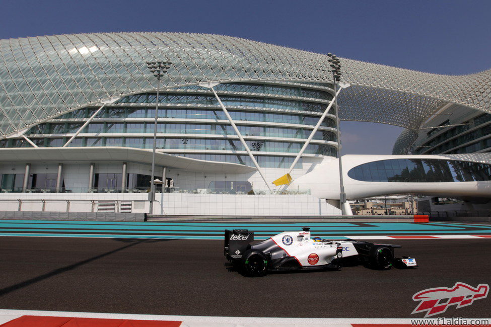 Esteban Gutiérrez rueda con el Sauber C31 en Yas Marina