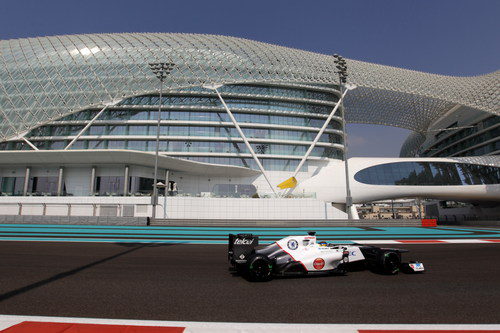 Esteban Gutiérrez rueda con el Sauber C31 en Yas Marina