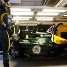 Giedo van der Garde se prepara para subir al Caterham CT01