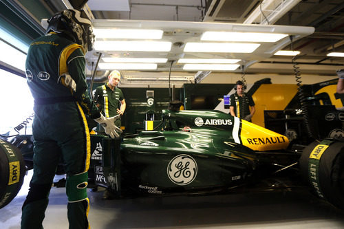 Giedo van der Garde se prepara para subir al Caterham CT01