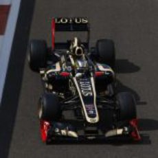 Davide Valsecchi rueda con el Lotus E20 en Yas Marina