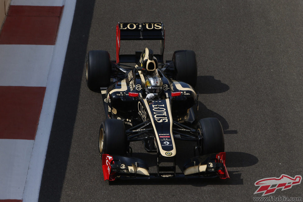 Davide Valsecchi rueda con el Lotus E20 en Yas Marina