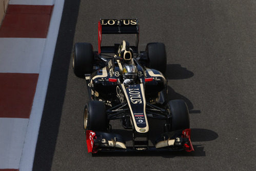 Davide Valsecchi rueda con el Lotus E20 en Yas Marina