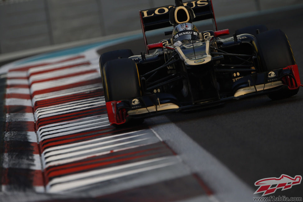 Davide Valsecchi entra en una recta en el circuito de Yas Marina