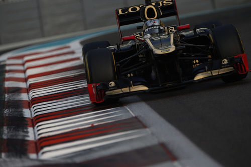 Davide Valsecchi entra en una recta en el circuito de Yas Marina