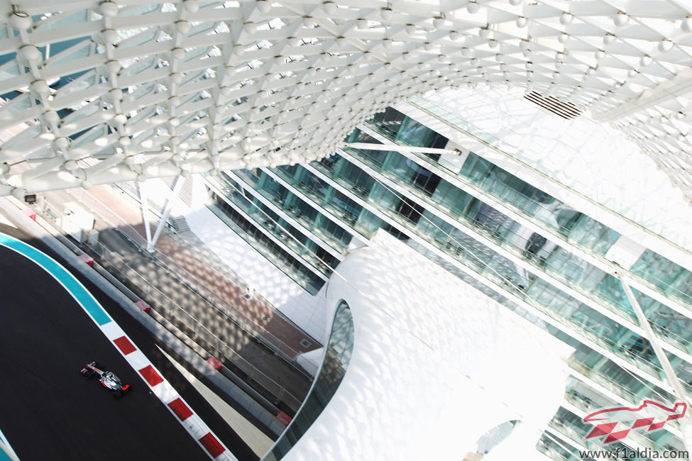 El McLaren bajo el hotel de Yas Marina en los test