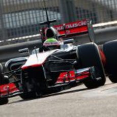 Oliver Turvey rueda con el McLaren en Yas Marina