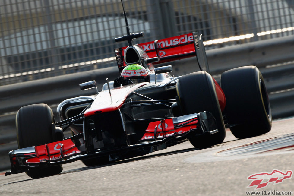 Oliver Turvey rueda con el McLaren en Yas Marina