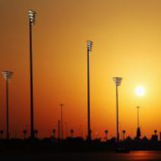 Cae la noche en Yas Marina