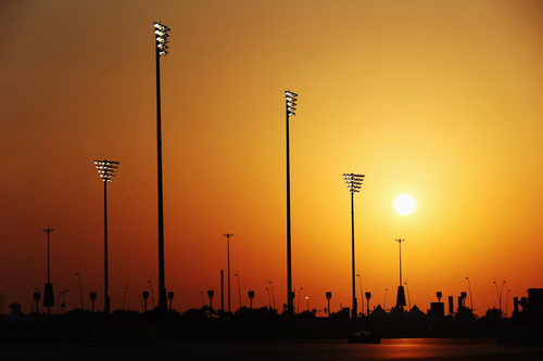 Cae la noche en Yas Marina