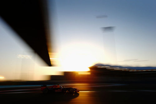 Sebastian Vettel en el crepúsculo de Yas Marina