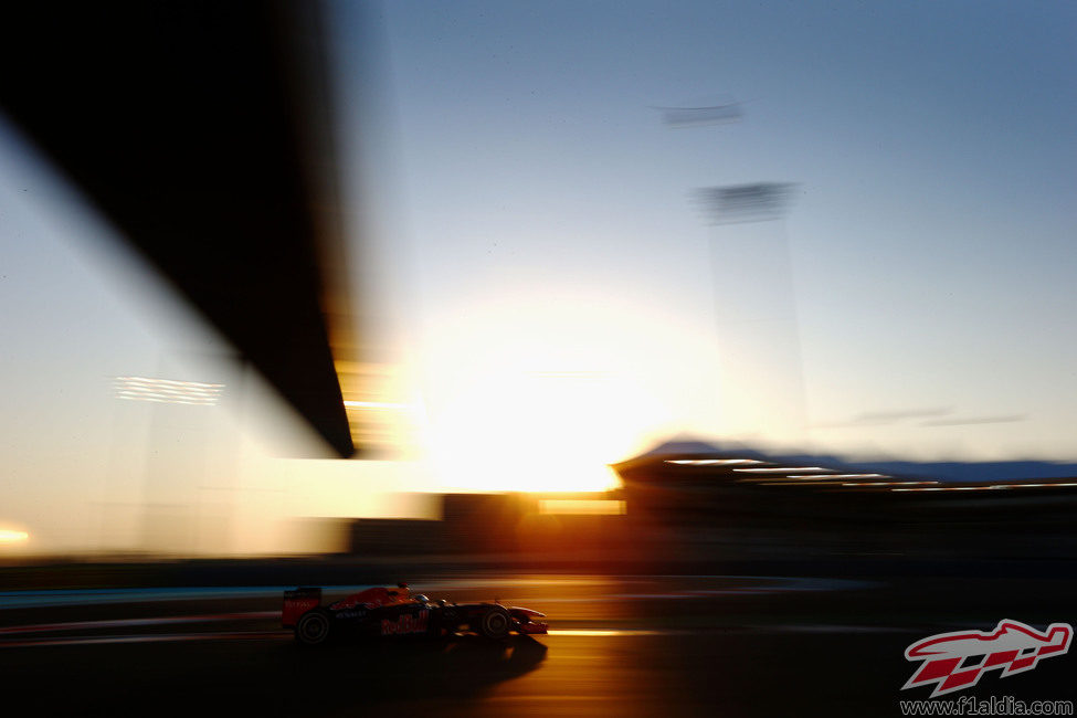 Sebastian Vettel en el crepúsculo de Yas Marina