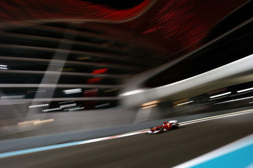 Fernando Alonso bajo las luces de Yas Marina