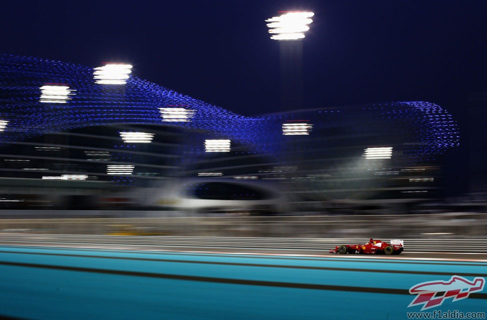 Los focos iluminan a Fernando Alonso en los libres