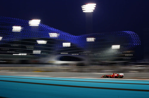 Los focos iluminan a Fernando Alonso en los libres