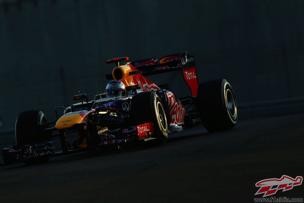 Sebastian Vettel prueba en RB8 en los libres de Yas Marina