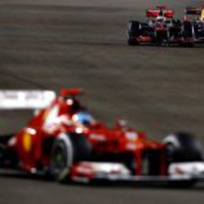 Lucha entre Button y Vettel por detrás de Alonso