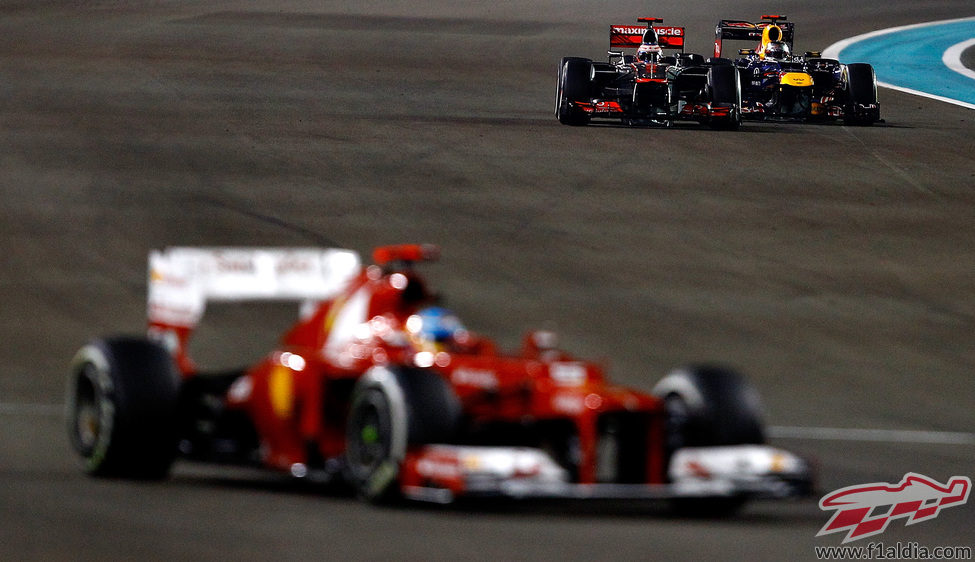 Lucha entre Button y Vettel por detrás de Alonso