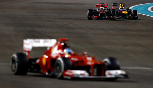 Lucha entre Button y Vettel por detrás de Alonso