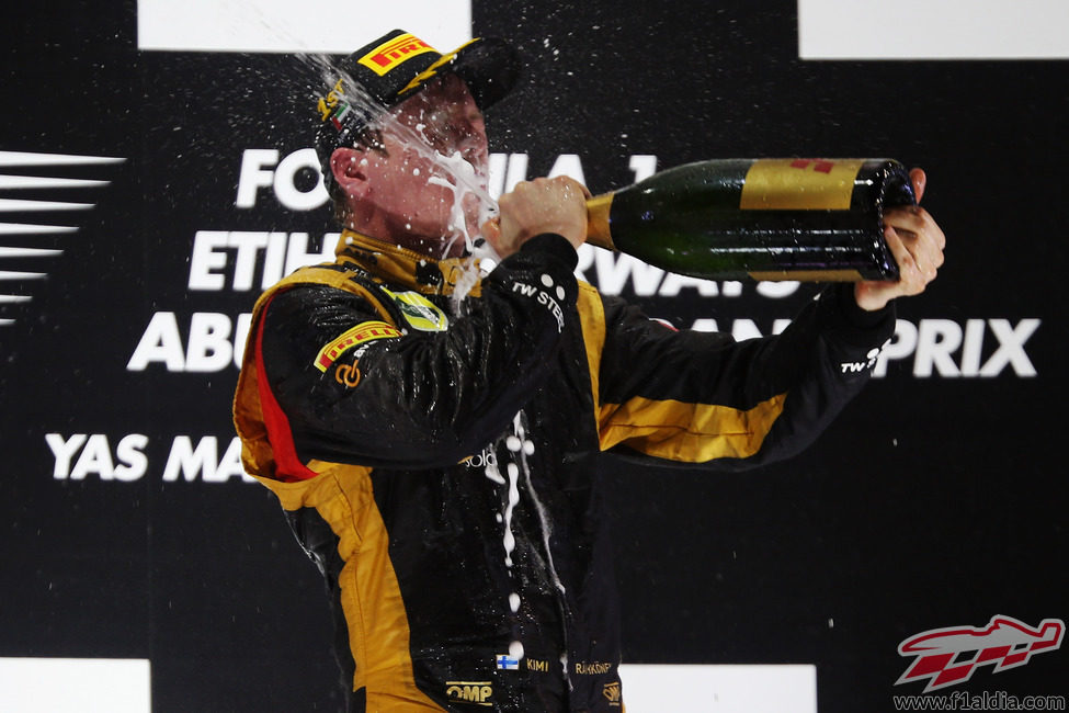 Kimi Räikkönen se "emborracha" de éxito en el podio de Abu Dabi