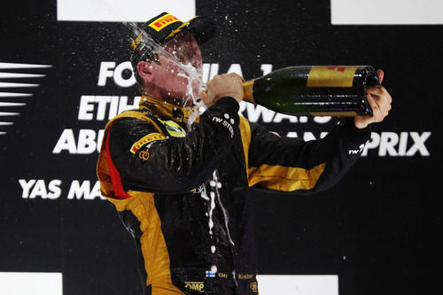 Kimi Räikkönen se "emborracha" de éxito en el podio de Abu Dabi