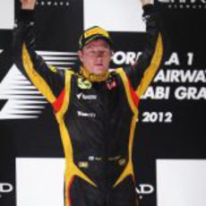 Kimi Räikkönen levanta su trofeo de ganador en el GP de Abu Dabi 2012