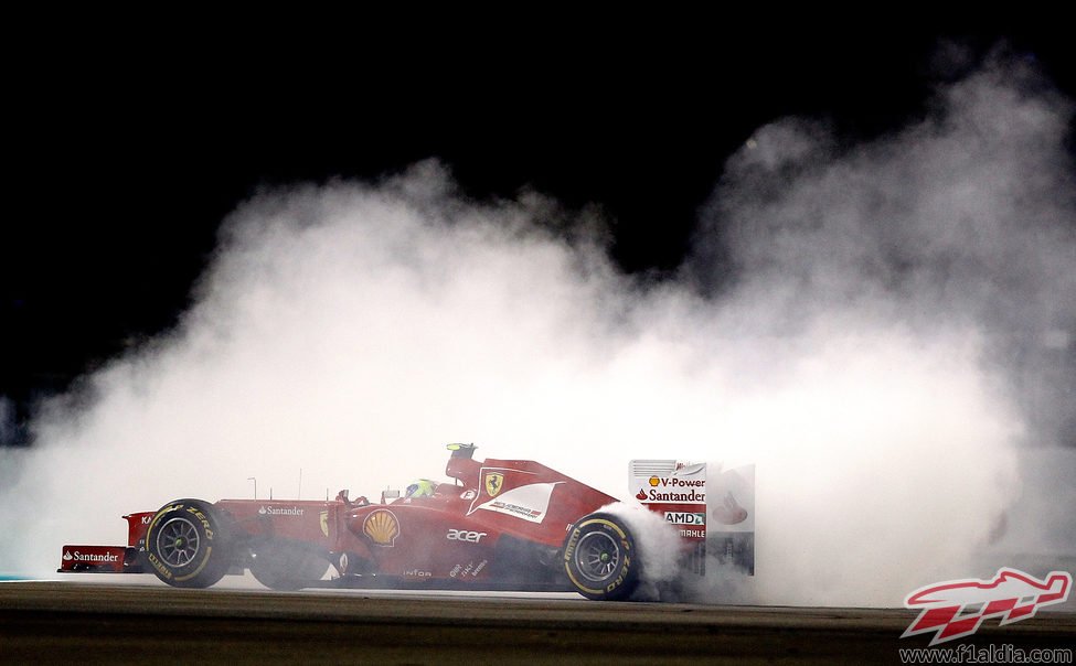 Felipe Massa hace un 'donut' en plena carrera