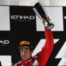 Fernando Alonso levanta su trofeo de segundo en el GP de Abu Dabi 2012