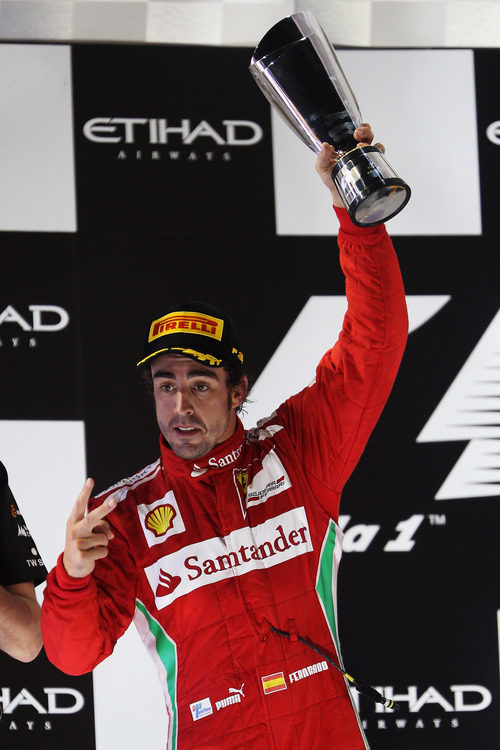 Fernando Alonso levanta su trofeo de segundo en el GP de Abu Dabi 2012