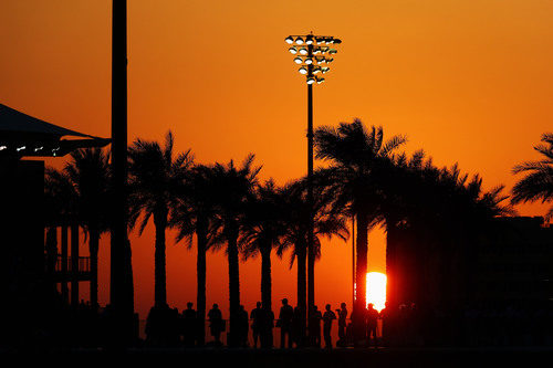 Cae la noche en el circuito de Yas Marina