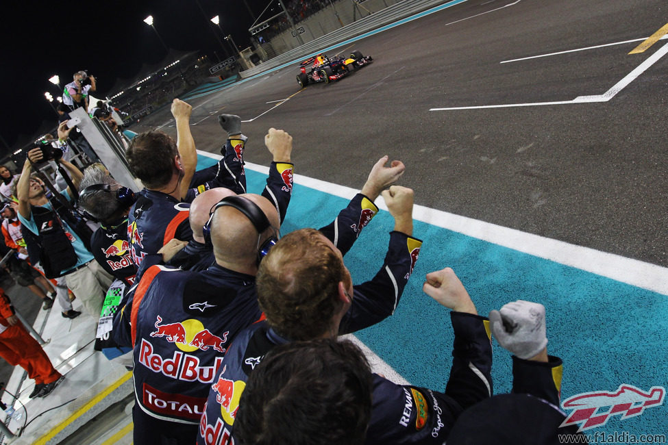Red Bull celebra la remontada de Vettel como si fuese una victoria
