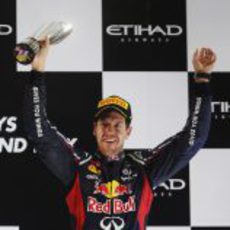 Sebastian Vettel levanta su trofeo de tercero en el GP de Abu Dabi 2012