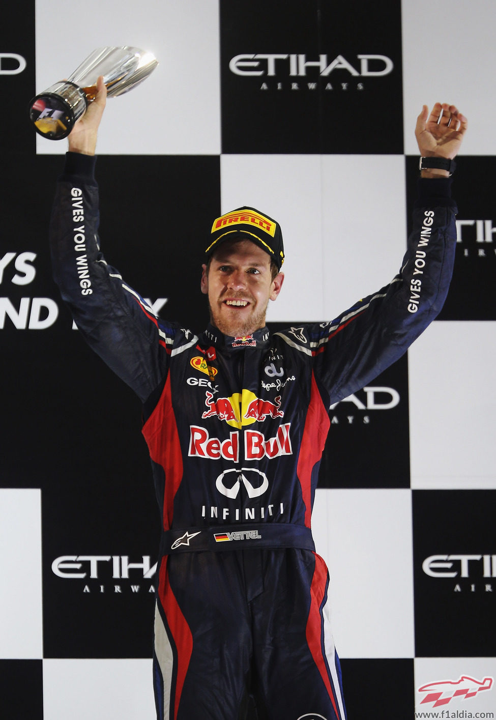 Sebastian Vettel levanta su trofeo de tercero en el GP de Abu Dabi 2012