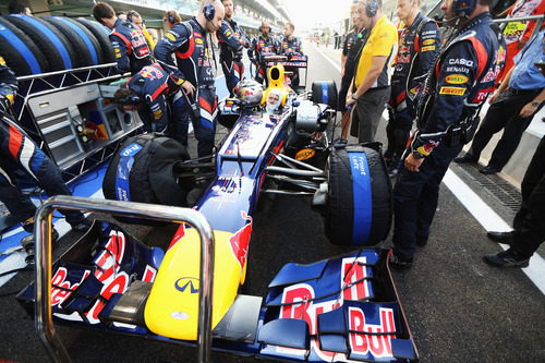 Los mecánicos de Vettel le preparan para salir desde el 'pit-lane'