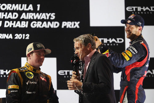 Vettel moja a Coulthard mientras entrevista a Räikkönen en el podio