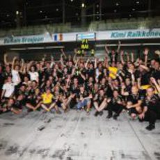 Kimi Räikkönen celebra con su equipo la victoria en Abu Dabi 2012