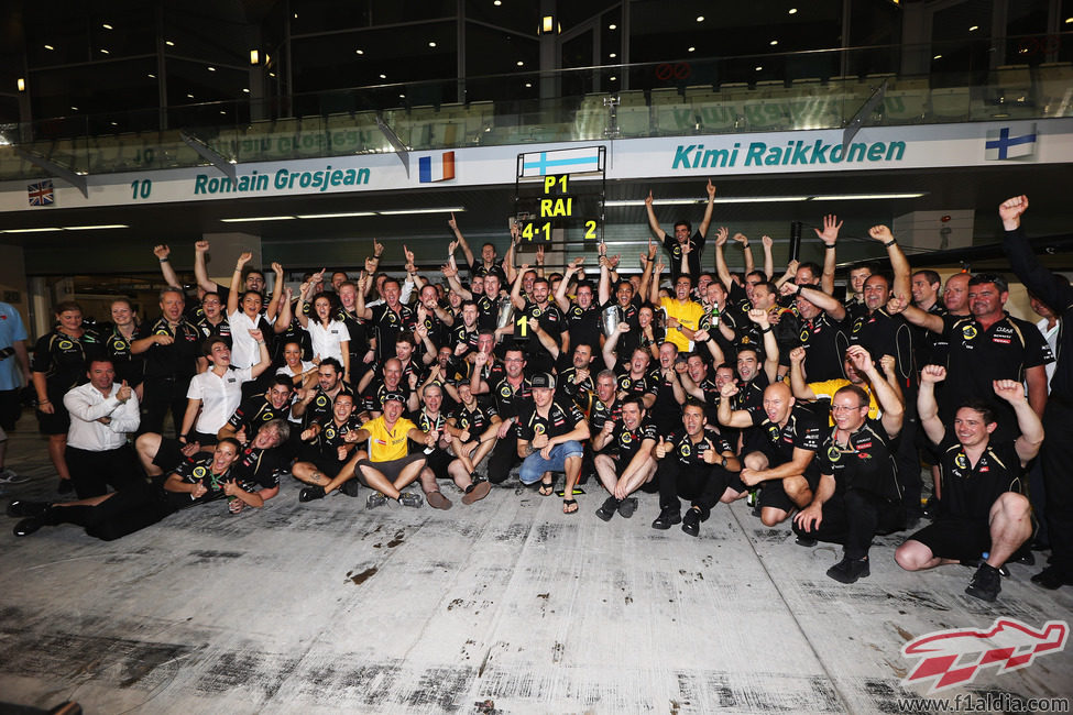 Kimi Räikkönen celebra con su equipo la victoria en Abu Dabi 2012