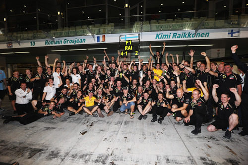 Kimi Räikkönen celebra con su equipo la victoria en Abu Dabi 2012