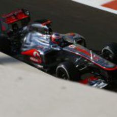 Jenson Button rueda en el primer día del fin de semana en Abu Dabi