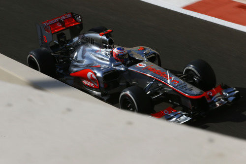 Jenson Button rueda en el primer día del fin de semana en Abu Dabi