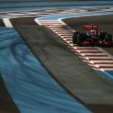 Lewis Hamilton toma una recta en Yas Marina