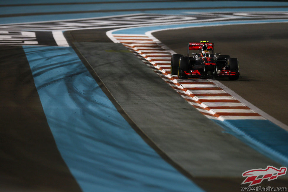 Lewis Hamilton toma una recta en Yas Marina
