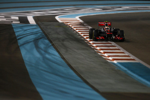 Lewis Hamilton toma una recta en Yas Marina