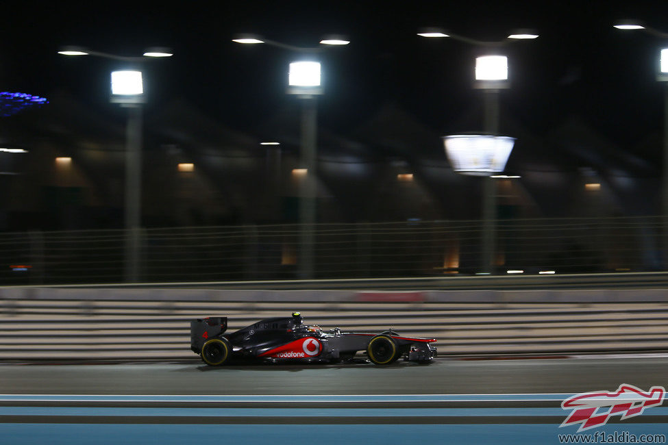 Lewis Hamilton rueda en los Libres 2 del GP de Abu Dabi 2012