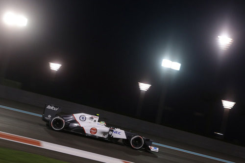 Sergio Pérez rueda en Yas Marina bajo los focos