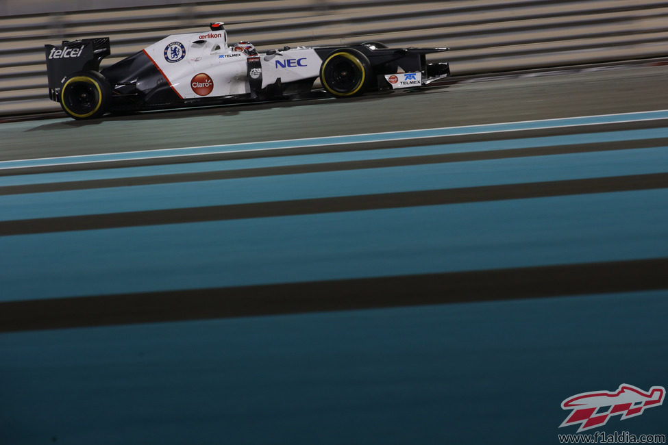 Kamui Kobayashi rueda en el circuito asiático de Yas Marina