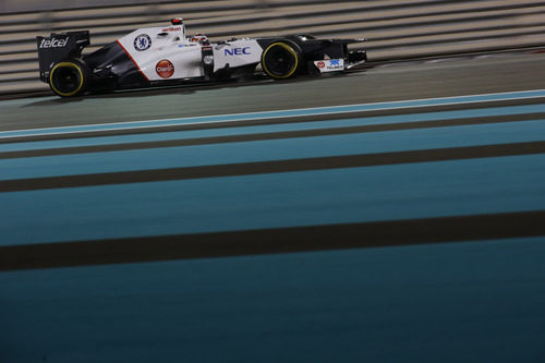 Kamui Kobayashi rueda en el circuito asiático de Yas Marina